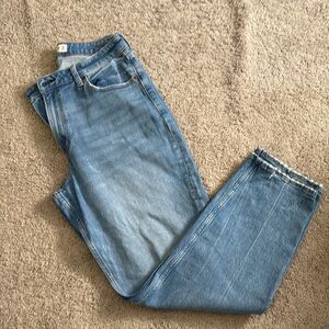 Abercrombie & Fitch - The Mom High Rise Jeans